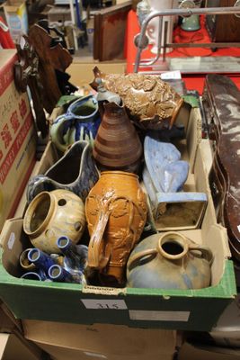 une boîte remplie de vases posée sur une table dans un magasin