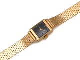 une photo d'une montre-bracelet en or avec un cadran noir