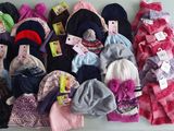 beaucoup de bonnets et d'écharpes posés sur une table