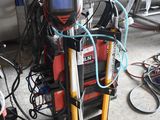 une image d'une machine à souder dans un garage