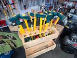 de nombreux outils rangés dans une caisse en bois dans un garage