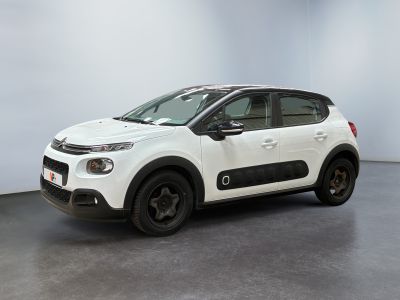 la petite voiture blanche est garée dans une grande pièce