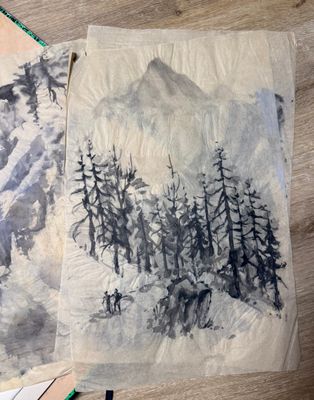 deux œuvres d'art posées sur une table