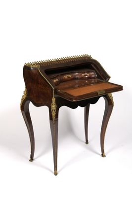 PETIT BUREAU DE PENTE En bois de placage de style Louis XV g…