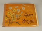 une boîte en bois sur laquelle est peint un bouquet de fleurs