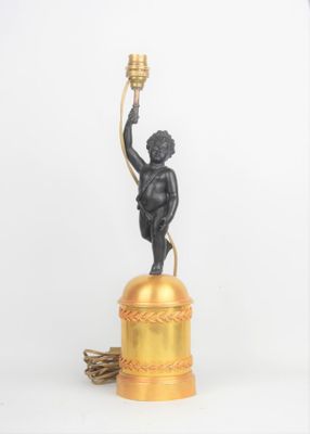 une image représentant la statue d'un homme tenant une bougie posée sur une table