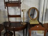 Plusieurs meubles sont disposés dans une pièce où un miroir est accroché au mur.