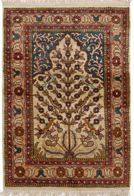 un tapis sur lequel est représenté un arbre de vie
