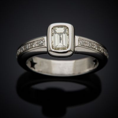 an image of a diamond ring with diamonds on it