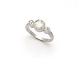 une bague en diamant et or blanc