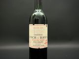 une bouteille de vin posée sur une table