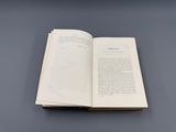 un livre ouvert posé sur une table grise