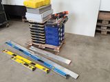 une pile de boîtes sur une palette dans un entrepôt
