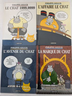 trois livres posés sur une table blanche, avec un chat et un autre chat assis sur une chaise