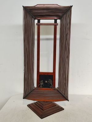 une image représentant un miroir avec un cadre en bois