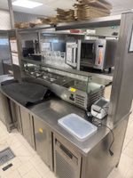 * 3 tables inox avec étagères vissées en partie haute (photo 2)