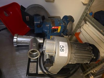 une machine posée sur une table