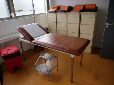 1 Ensemble DE Mobilier DE Cabinet Medical Comprenant : 1 Bra…