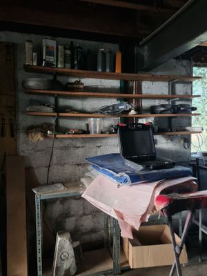 un ordinateur portable posé sur un bureau dans un garage