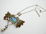 gros plan d'un collier sur une surface blanche
