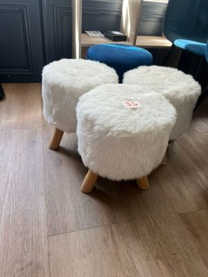 trois tabourets posés sur un plancher en bois