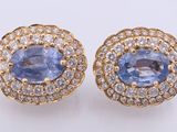 une photo d'une paire de boucles d'oreilles en tanzanite et diamants