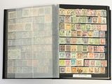 un livre qui contient beaucoup de timbres