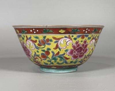 une image représentant un bol jaune orné de motifs rouges et verts