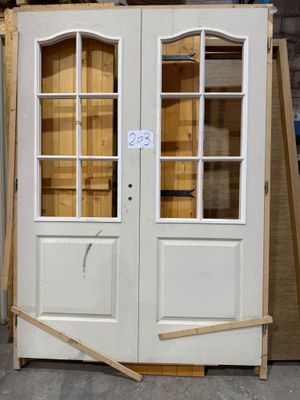 deux portes doubles en cours d'installation dans un entrepôt