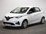 la photo d'une voiture blanche garée dans une pièce