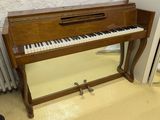 un piano dans un coin de la pièce, près d'un radiateur
