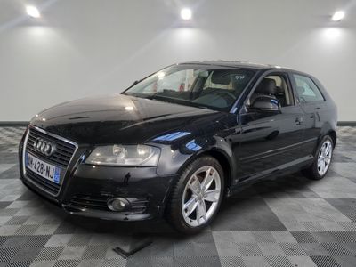 la photo d'une voiture noire garée sur un sol en damier