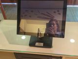 un téléviseur posé sur une table au plateau en verre