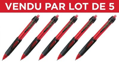 un groupe de quatre stylos posés les uns à côté des autres sur un fond blanc