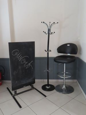 un tableau noir et une chaise dans une pièce