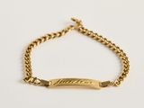 un bracelet en or sur lequel est gravé un prénom