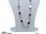 un gros plan sur un collier et un bracelet portés par un mannequin