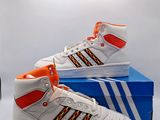 Baskets montantes adidas Originals blanches et orange, avec leur boîte
