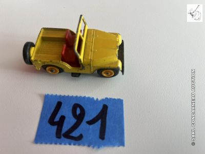 une petite voiture jaune sur laquelle figure un numéro, à côté d'un bout de papier bleu