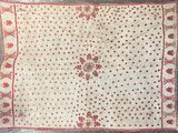 un tapis blanc et rouge orné d'un motif floral