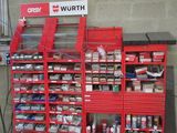 une armoire à outils rouge sur laquelle sont posés de nombreux objets divers