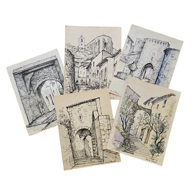 Des croquis de bâtiments anciens sont exposés sur de vieilles cartes, posées sur une surface blanche