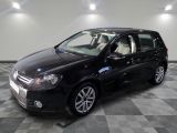 la voiture noire est garée dans le garage sur le sol en damier
