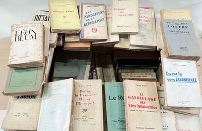 plusieurs livres empilés sur une table