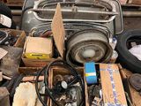 il y a beaucoup de bric-à-brac par terre dans le jardin