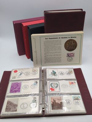 un livre ouvert avec des timbres, posé sur une table