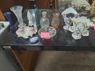 une table sur laquelle se trouvent de nombreux objets en verre
