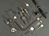un grand nombre de montres posées sur la table