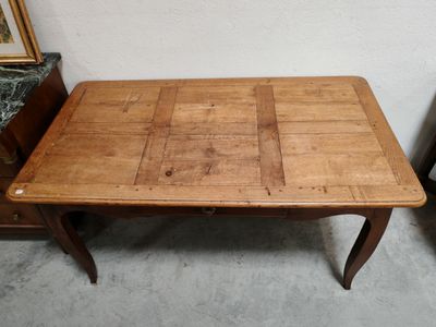 une vieille table en bois avec un plateau en marbre dans une pièce