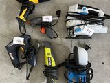 un grand nombre d'outils posés à même le sol